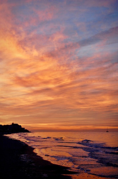 Vista panorâmica do mar contra o céu dramático durante o pôr-do-sol