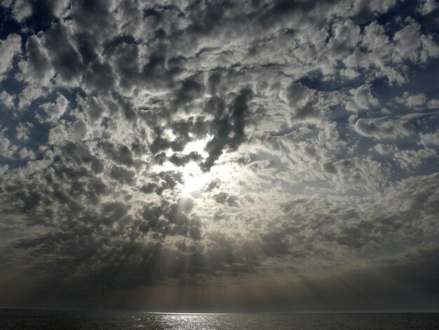 Foto vista panorâmica do mar contra o céu dramático