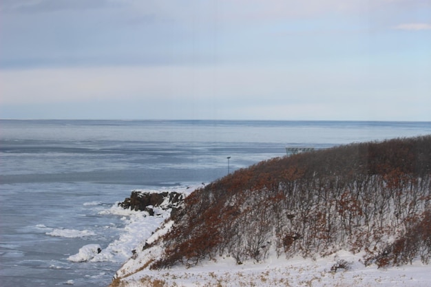 Foto vista panorâmica do mar contra o céu durante o inverno