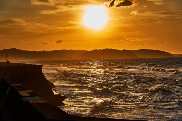 Foto vista panorâmica do mar contra o céu durante o nascer do sol