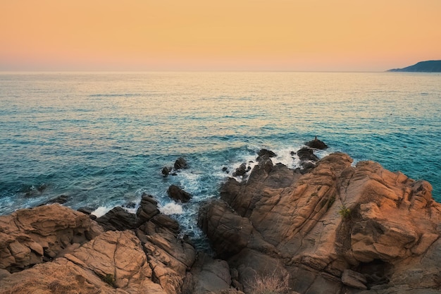 Vista panorâmica do mar contra o céu durante o pôr-do-sol