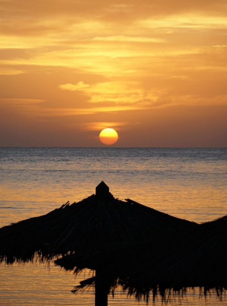 Foto vista panorâmica do mar contra o céu durante o pôr-do-sol