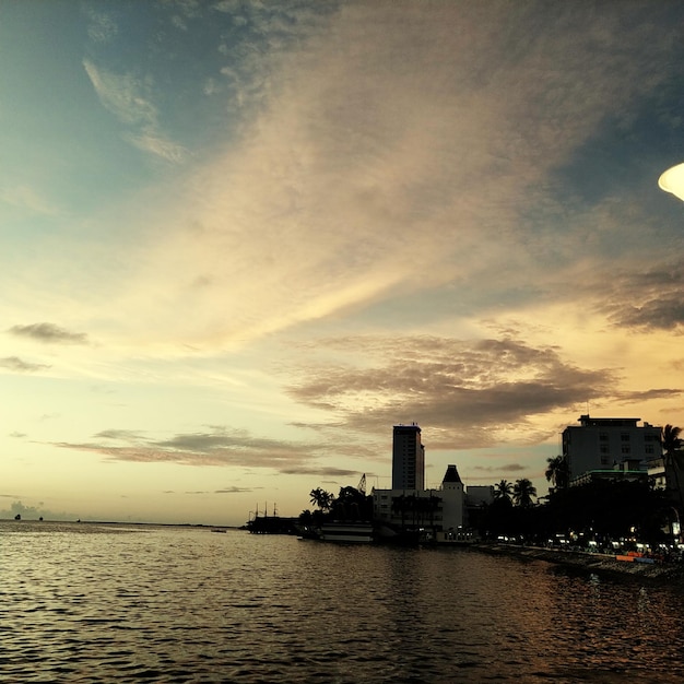 Foto vista panorâmica do mar contra o céu durante o pôr-do-sol