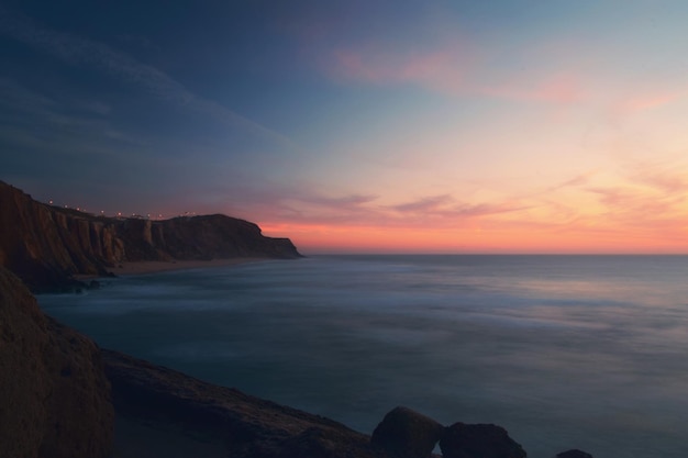 Vista panorâmica do mar contra o céu durante o pôr-do-sol