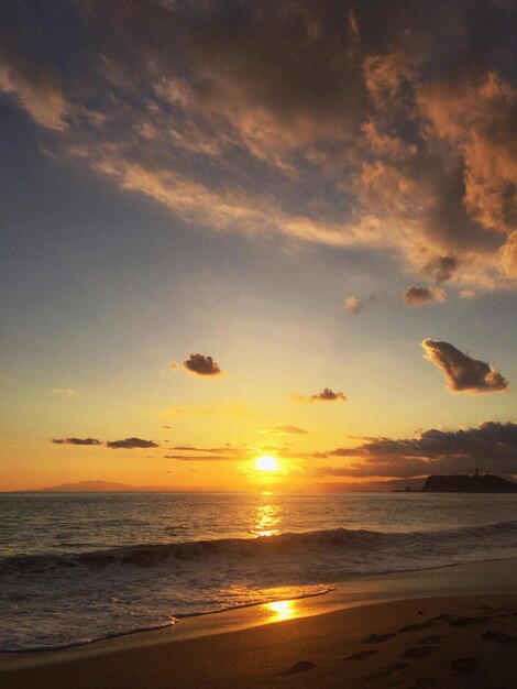 Foto vista panorâmica do mar contra o céu durante o pôr-do-sol