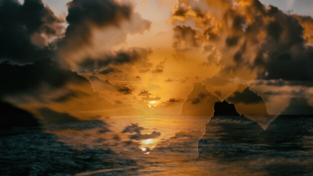 Vista panorâmica do mar contra o céu durante o pôr-do-sol