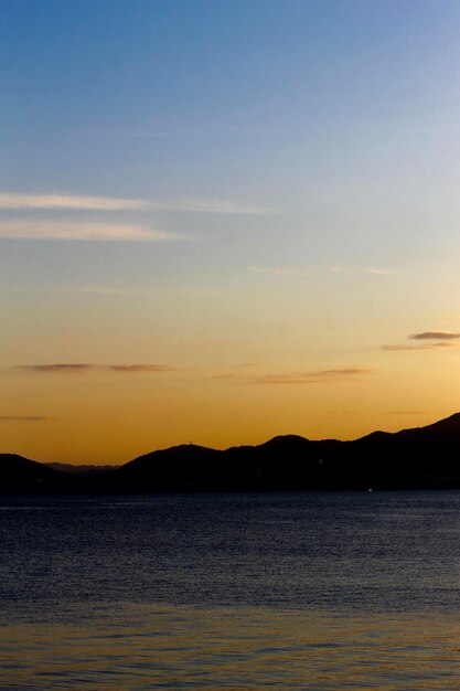 Foto vista panorâmica do mar contra o céu durante o pôr-do-sol