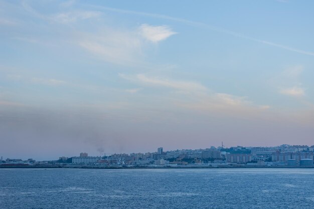 Vista panorâmica do mar contra o céu durante o pôr-do-sol