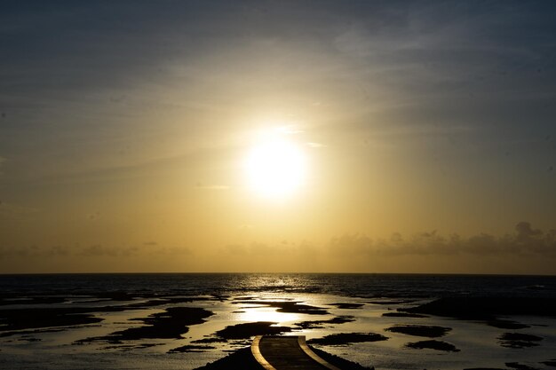 Foto vista panorâmica do mar contra o céu durante o pôr-do-sol