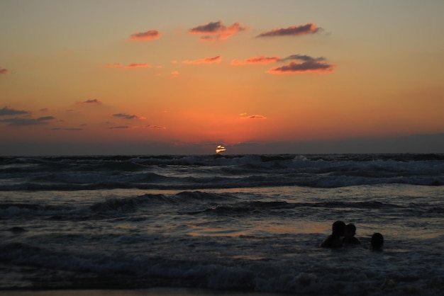 Vista panorâmica do mar contra o céu durante o pôr-do-sol