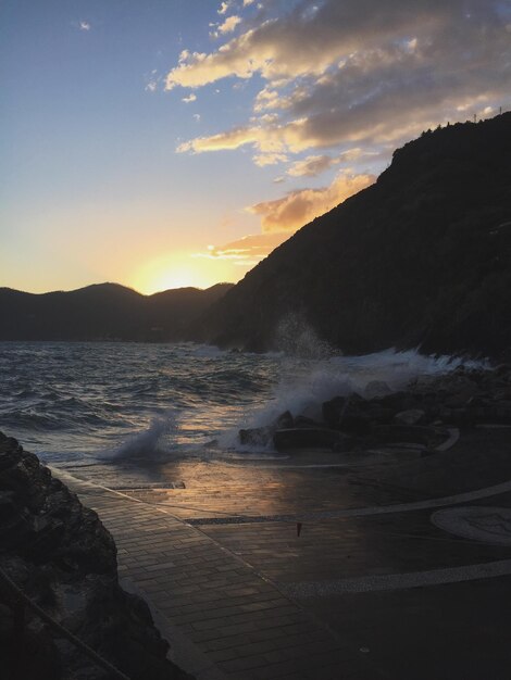 Foto vista panorâmica do mar contra o céu durante o pôr-do-sol