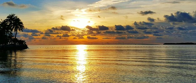 Foto vista panorâmica do mar contra o céu durante o pôr-do-sol