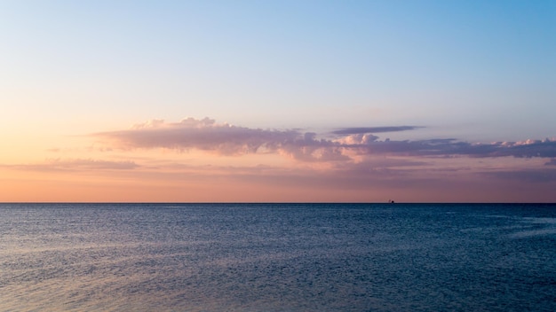 Foto vista panorâmica do mar contra o céu durante o pôr-do-sol