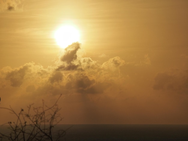 Foto vista panorâmica do mar contra o céu durante o pôr-do-sol