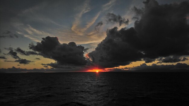 Foto vista panorâmica do mar contra o céu durante o pôr-do-sol