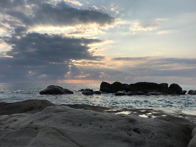 Vista panorâmica do mar contra o céu durante o pôr-do-sol