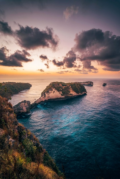 Vista panorâmica do mar contra o céu durante o pôr-do-sol