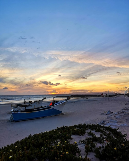 Foto vista panorâmica do mar contra o céu durante o pôr-do-sol