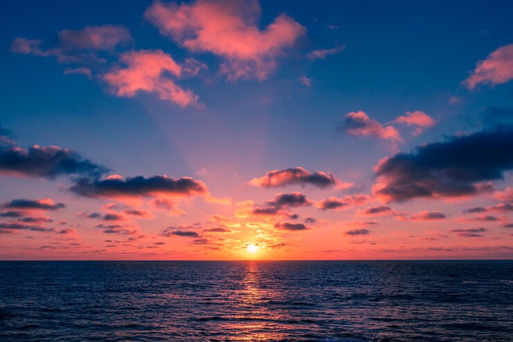 Vista panorâmica do mar contra o céu durante o pôr-do-sol