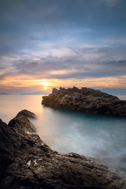 Vista panorâmica do mar contra o céu durante o pôr-do-sol