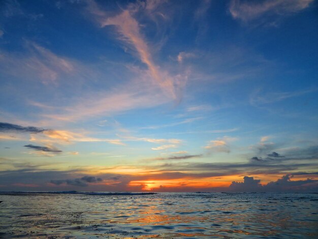 Vista panorâmica do mar contra o céu durante o pôr-do-sol