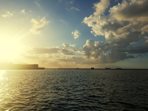 Foto vista panorâmica do mar contra o céu durante o pôr-do-sol