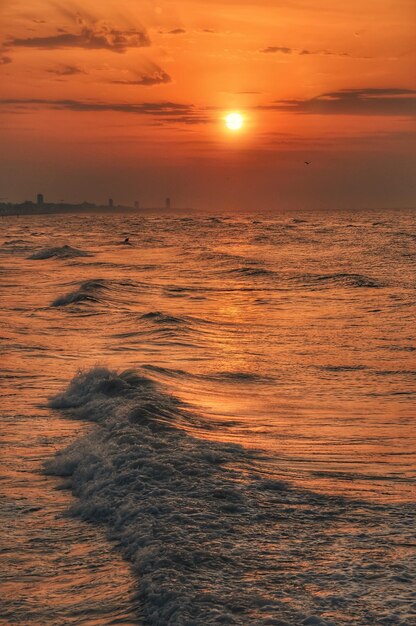 Foto vista panorâmica do mar contra o céu durante o pôr-do-sol