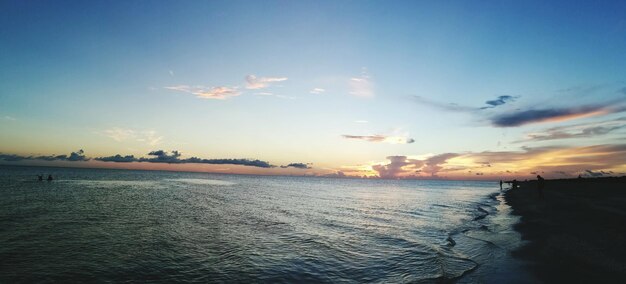 Foto vista panorâmica do mar contra o céu durante o pôr-do-sol