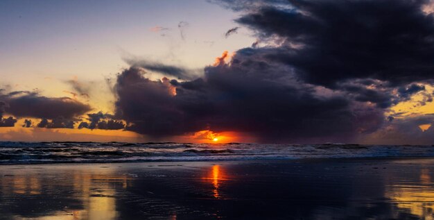 Foto vista panorâmica do mar contra o céu durante o pôr-do-sol