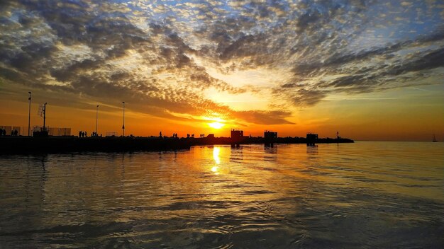 Foto vista panorâmica do mar contra o céu durante o pôr-do-sol