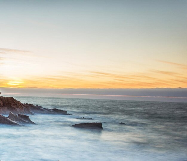 Vista panorâmica do mar contra o céu durante o pôr-do-sol