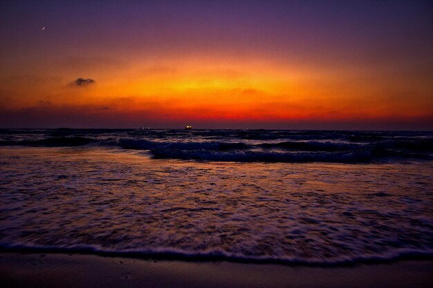 Foto vista panorâmica do mar contra o céu durante o pôr-do-sol