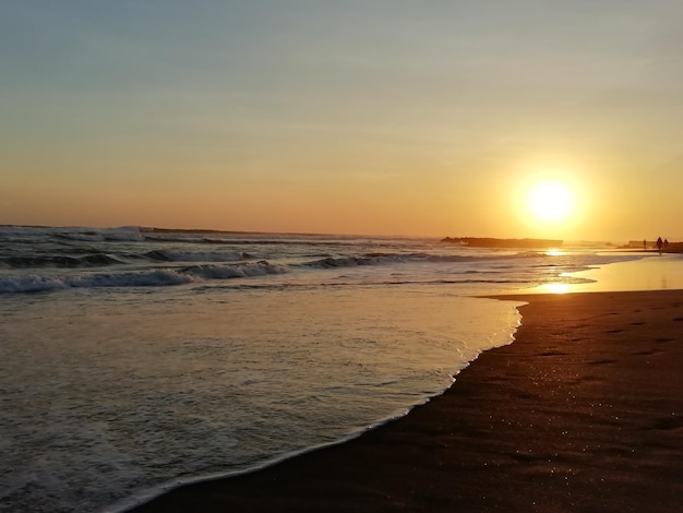 Foto vista panorâmica do mar contra o céu durante o pôr-do-sol