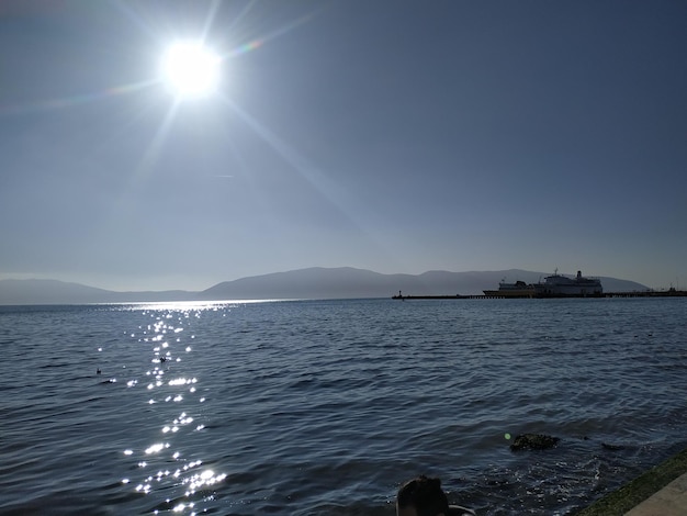 Vista panorâmica do mar contra o céu em um dia ensolarado