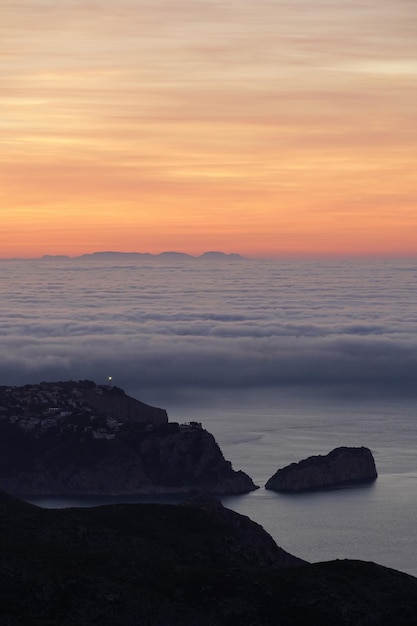 Foto vista panorâmica do mar contra o céu laranja