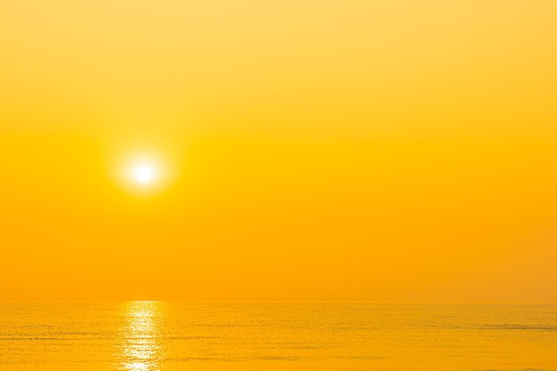 Vista panorâmica do mar contra o céu laranja