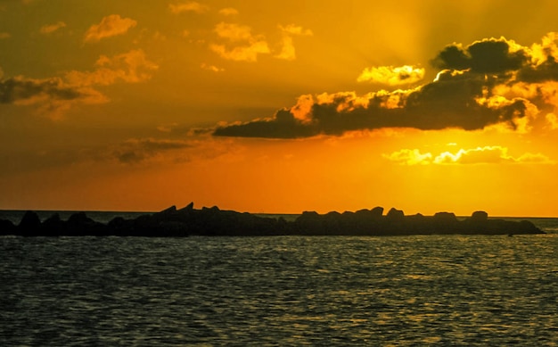 Foto vista panorâmica do mar contra o céu laranja