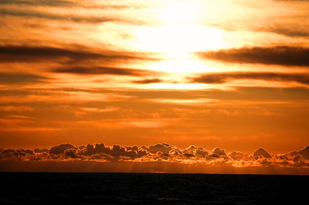 Foto vista panorâmica do mar contra o céu laranja