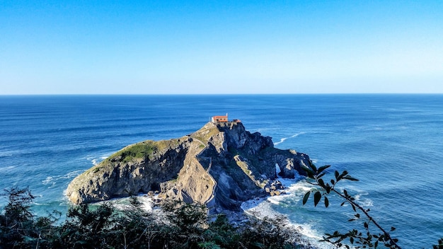 Vista panorâmica do mar contra o céu limpo