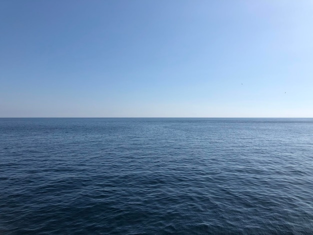 Vista panorâmica do mar contra o céu limpo