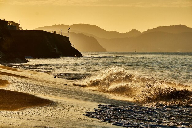 Foto vista panorâmica do mar contra o céu mal-humorado durante o nascer do sol