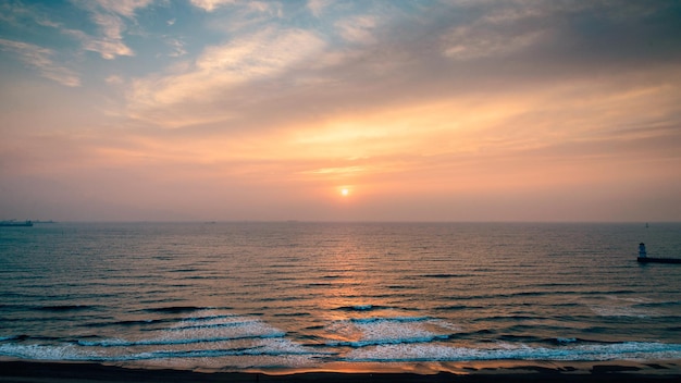 Vista panorâmica do mar contra o céu nublado ao pôr-do-sol