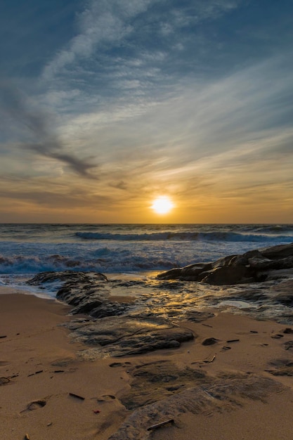 Vista panorâmica do mar contra o céu nublado ao pôr-do-sol