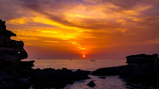 Vista panorâmica do mar contra o céu nublado durante o pôr-do-sol