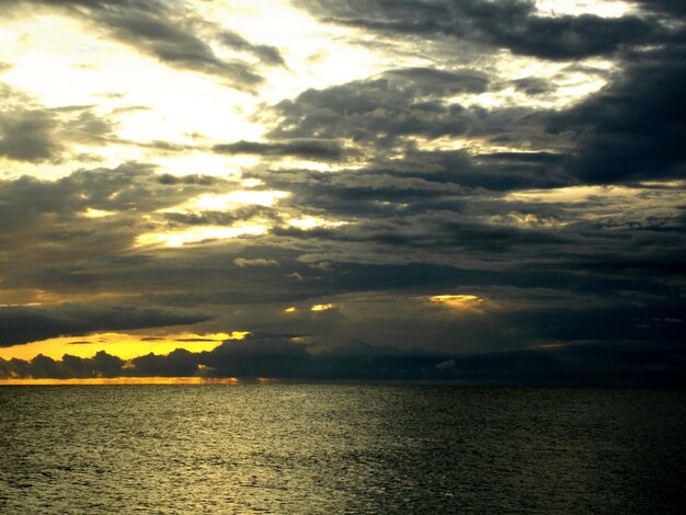 Foto vista panorâmica do mar contra o céu nublado