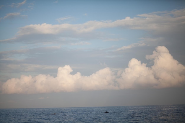 Vista panorâmica do mar contra o céu nublado