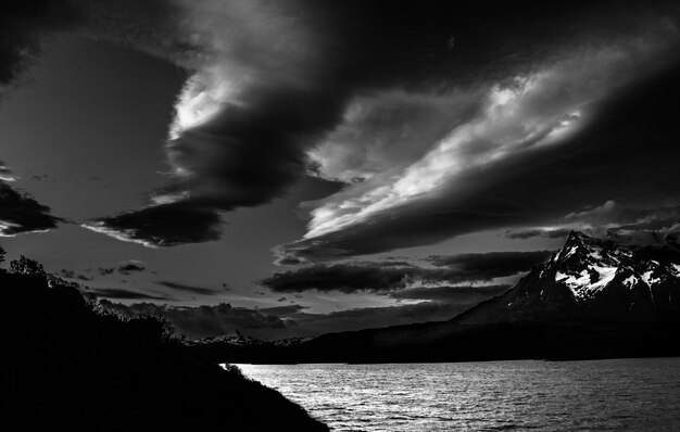 Foto vista panorâmica do mar contra o céu nublado