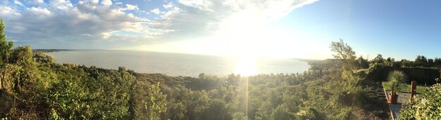 Vista panorâmica do mar contra o céu nublado