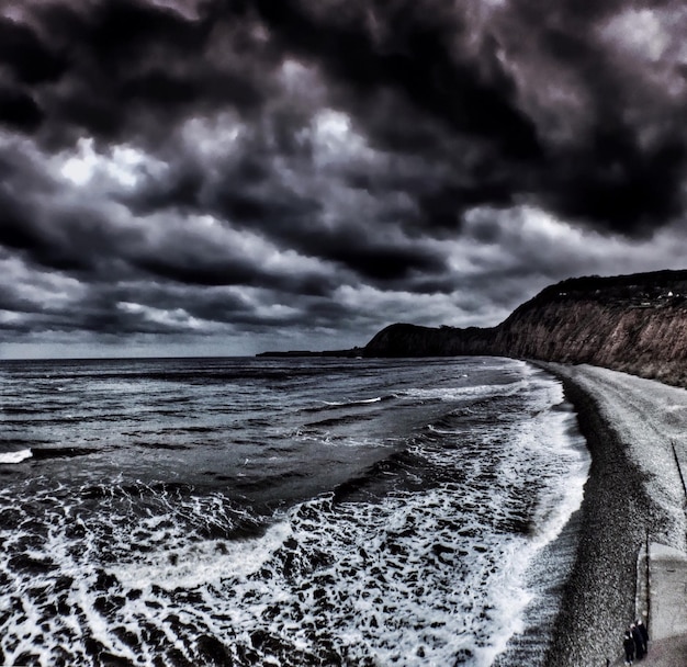 Foto vista panorâmica do mar contra o céu nublado