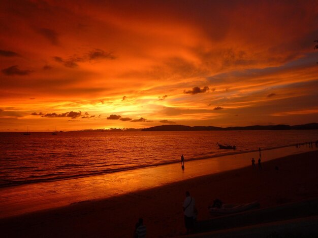 Vista panorâmica do mar contra o céu nublado